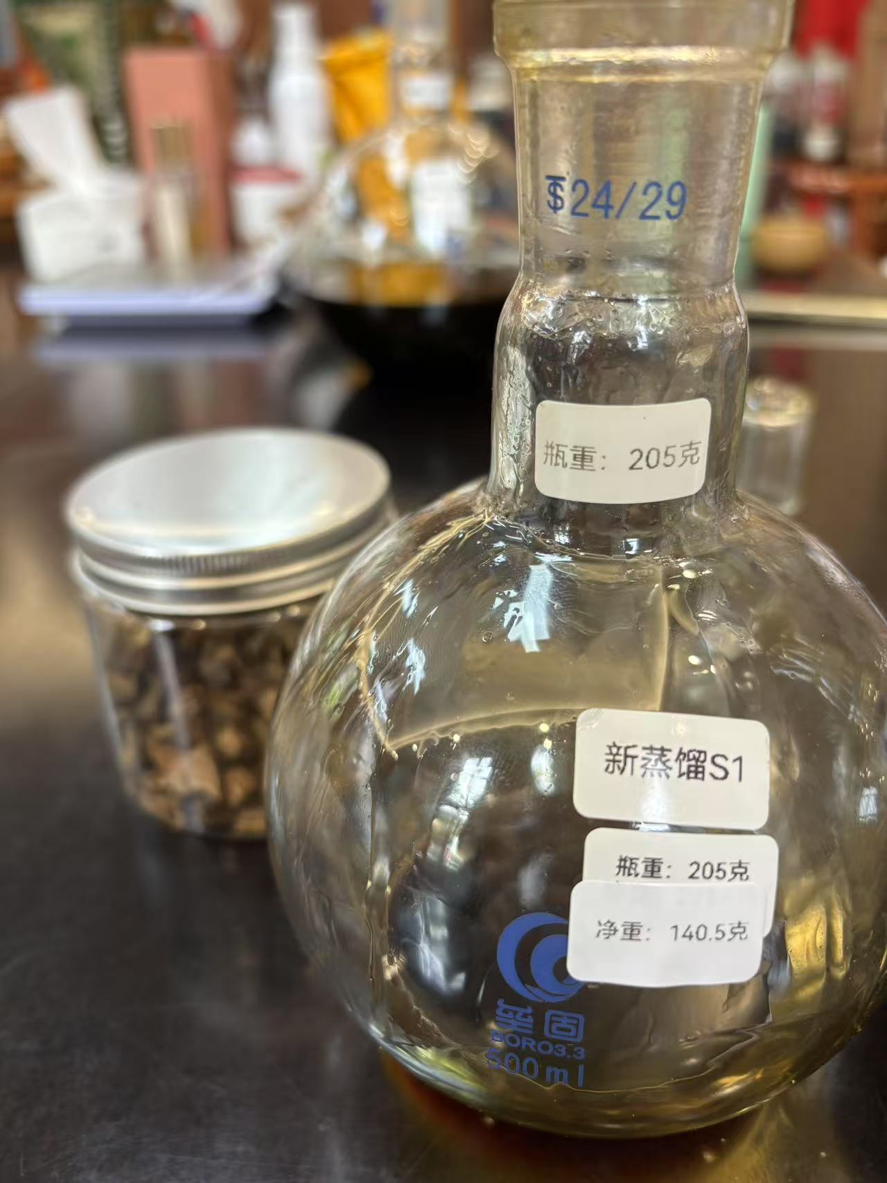 Extraction of essential oil from Kynam agarwood crushed materials - China_Oud