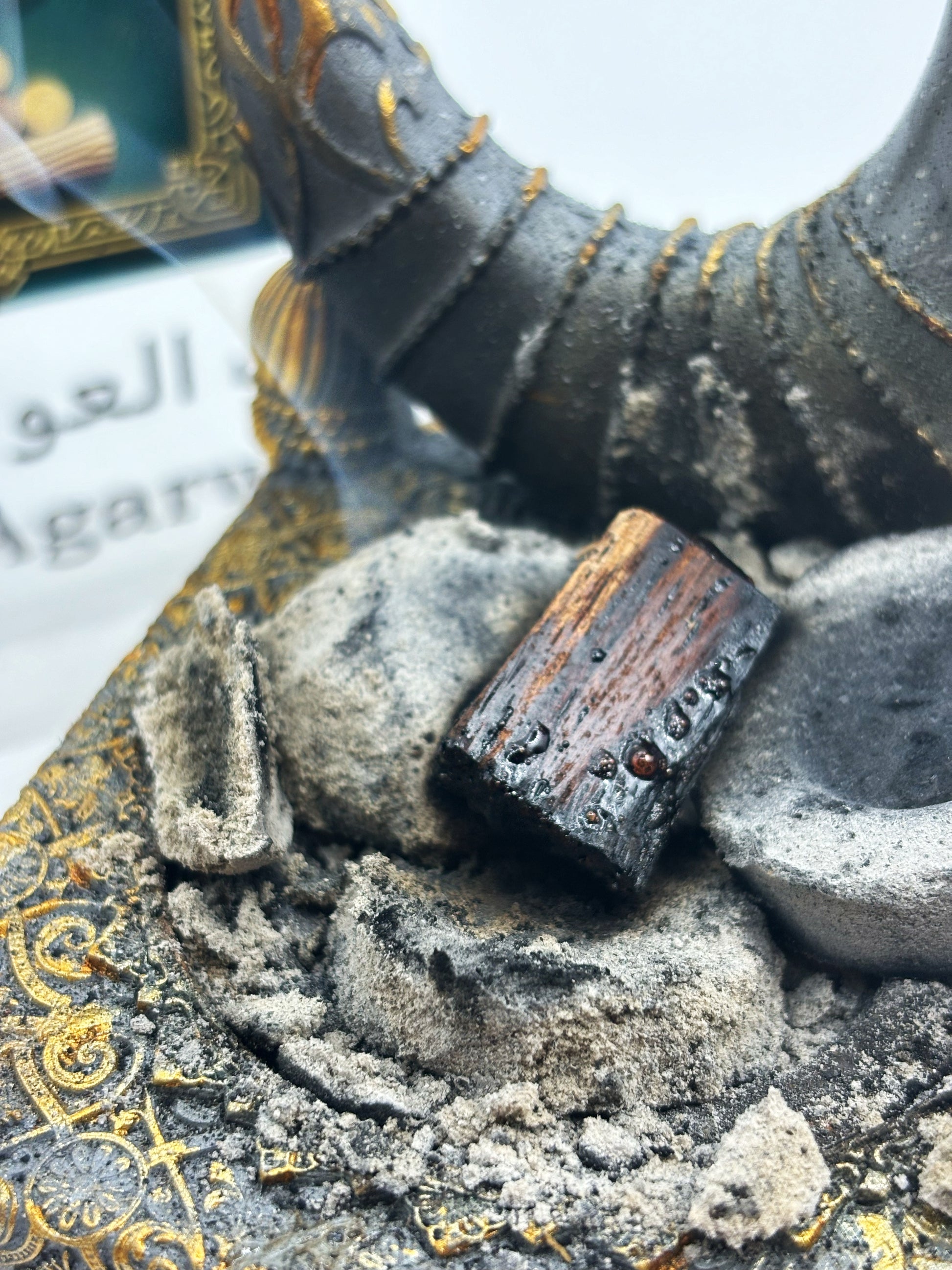 Heating Hainan big-leaf rose sandalwood on Subitism electronic burner for intense aroma