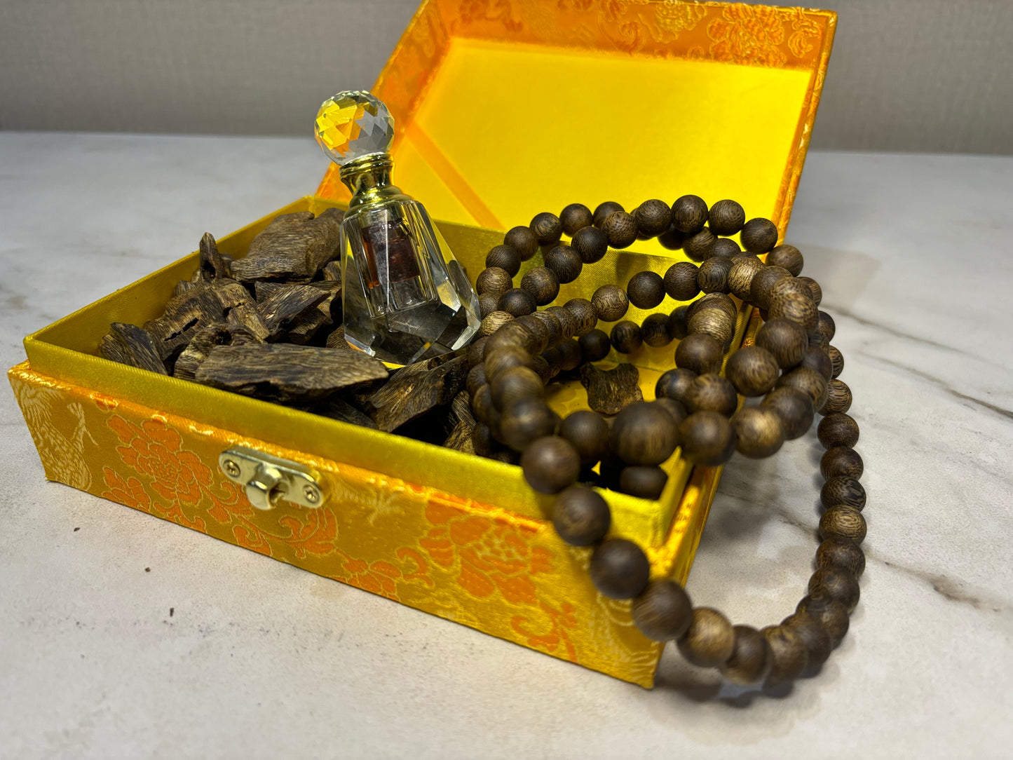 Noble Agarwood 3-Piece Set, 50g Kinnam Agarwood + 1g Kinnam Essential Oil + 108 x 10mm Natural Agarwood Beads - China_Oud