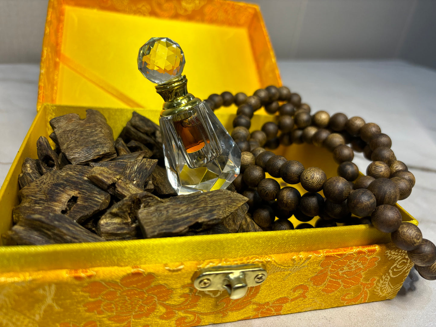 Noble Agarwood 3-Piece Set, 50g Kinnam Agarwood + 1g Kinnam Essential Oil + 108 x 10mm Natural Agarwood Beads - China_Oud