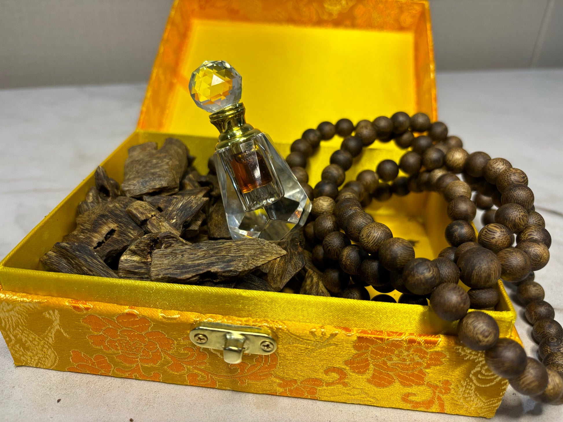 Noble Agarwood 3-Piece Set, 50g Kinnam Agarwood + 1g Kinnam Essential Oil + 108 x 10mm Natural Agarwood Beads - China_Oud