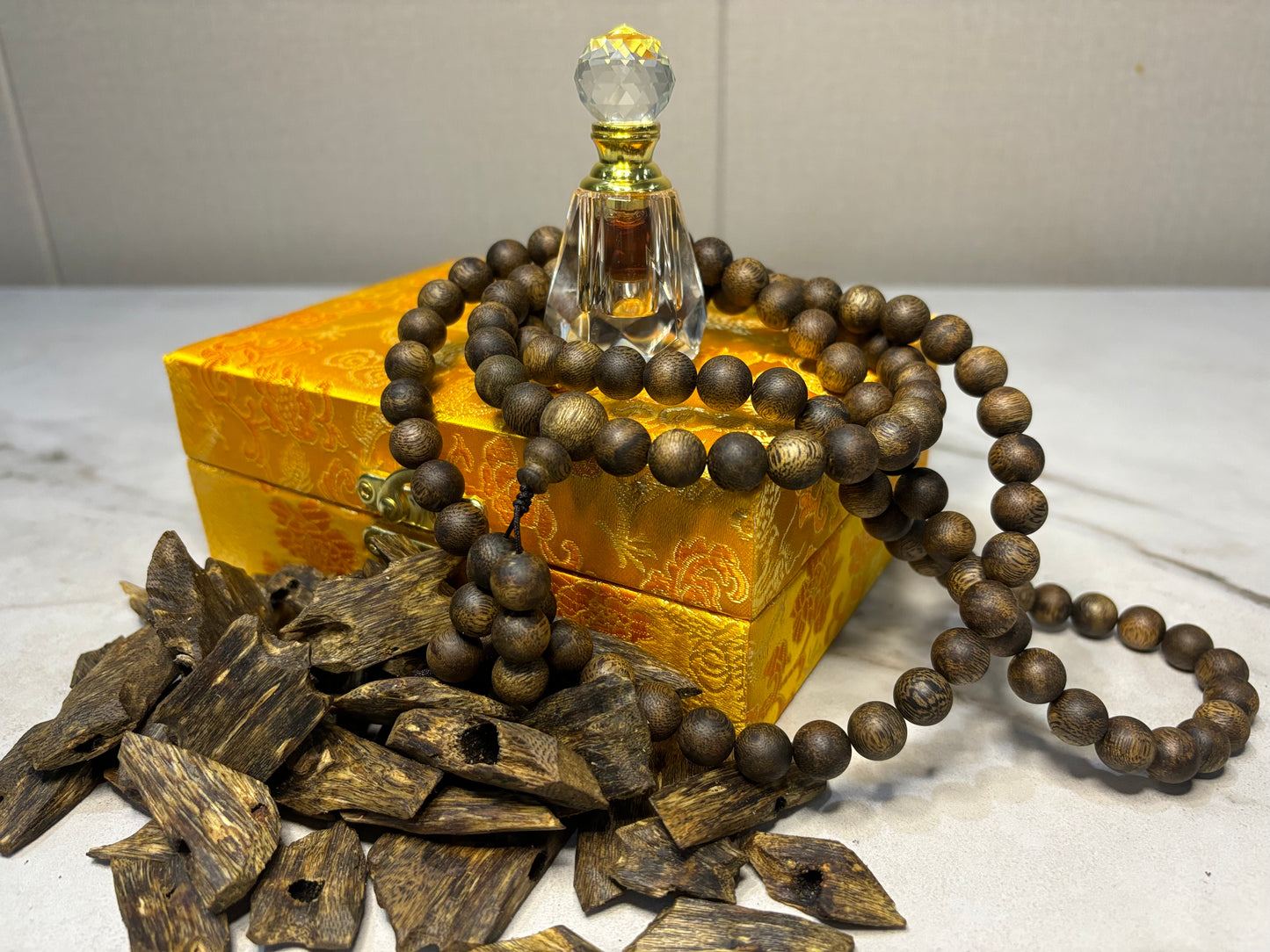 Noble Agarwood 3-Piece Set, 50g Kinnam Agarwood + 1g Kinnam Essential Oil + 108 x 10mm Natural Agarwood Beads - China_Oud