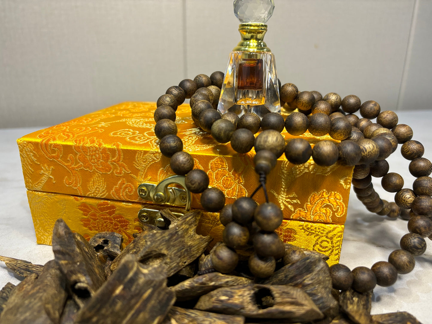 Noble Agarwood 3-Piece Set, 50g Kinnam Agarwood + 1g Kinnam Essential Oil + 108 x 10mm Natural Agarwood Beads - China_Oud