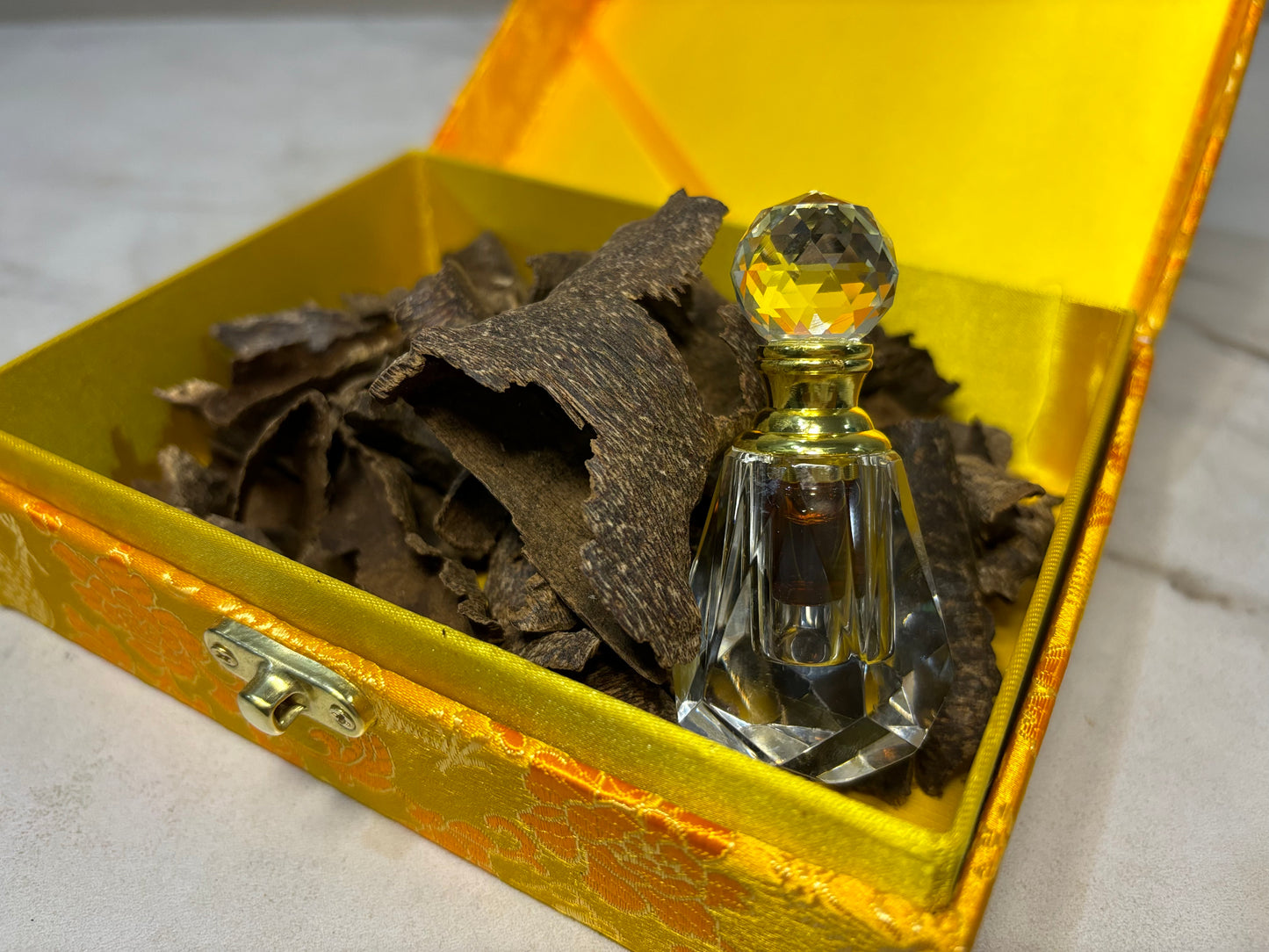 Noble Agarwood 3-Piece Set, 50g Hainan Agarwood + 1g Kinnam Essential Oil - China_Oud