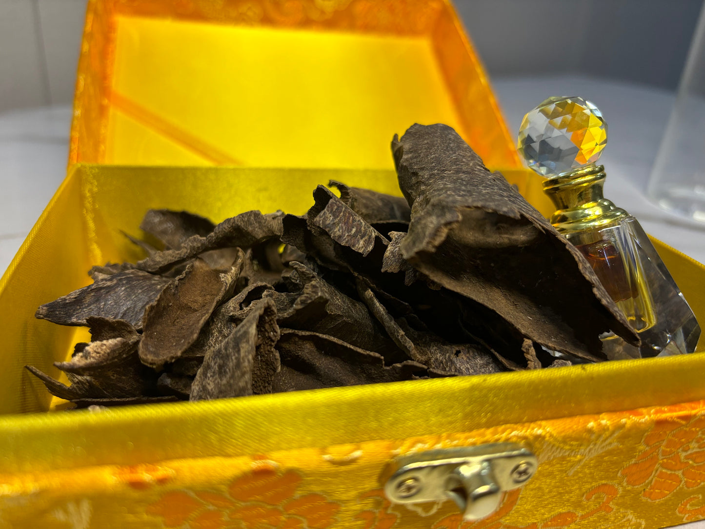 Noble Agarwood 3-Piece Set, 50g Hainan Agarwood + 1g Kinnam Essential Oil - China_Oud