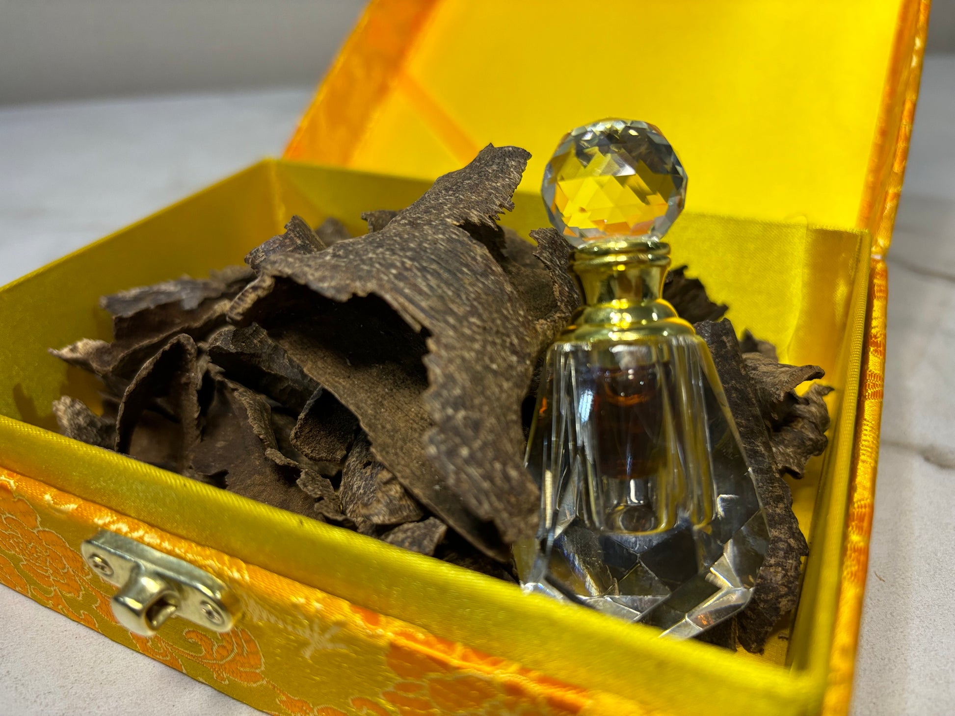 Noble Agarwood 3-Piece Set, 50g Hainan Agarwood + 1g Kinnam Essential Oil - China_Oud