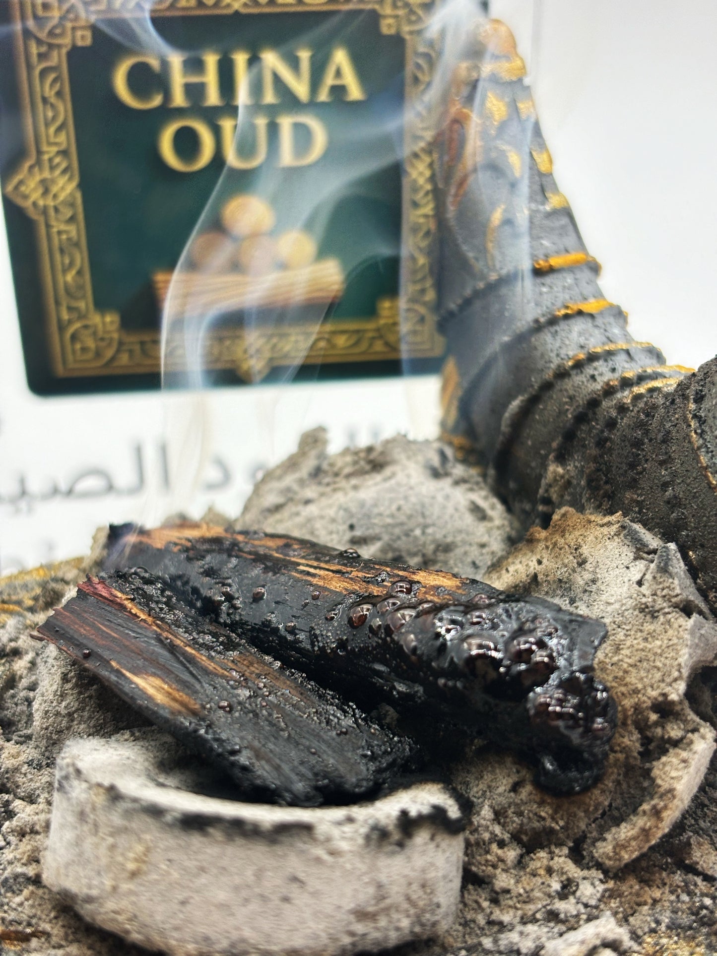 Heating Hainan medium-leaf sandalwood on Subitism burner for wild orchid aroma