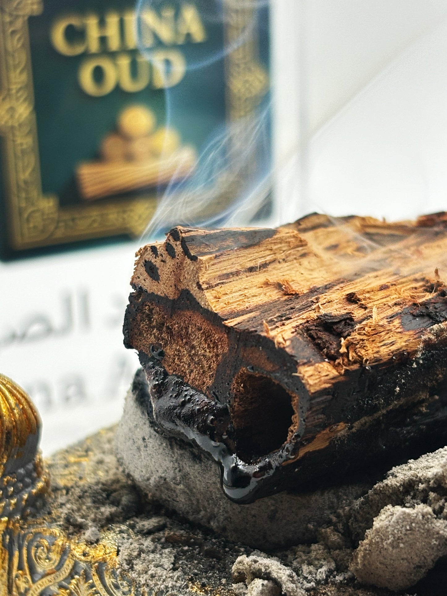 Heating Hainan small-leaf rose sandalwood on Subitism electronic burner for rich creamy aroma
