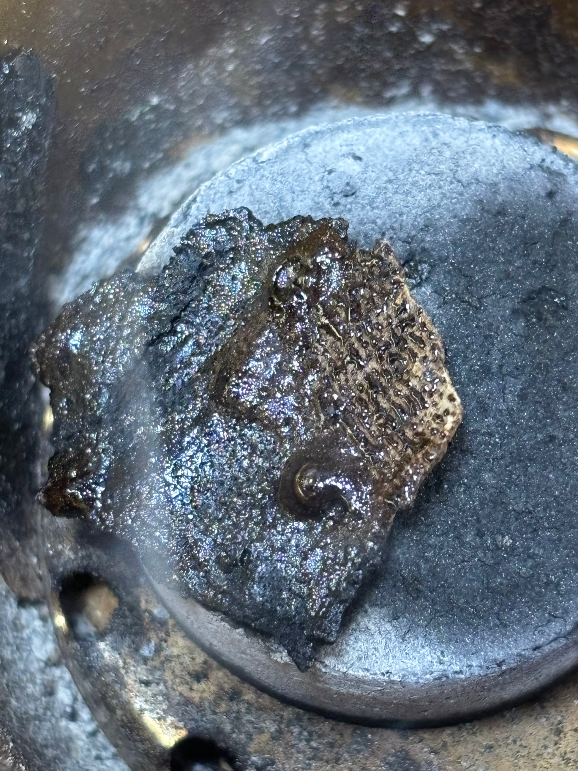 Heating ancient 80-year Hainan black resin agarwood on Subitism electronic burner