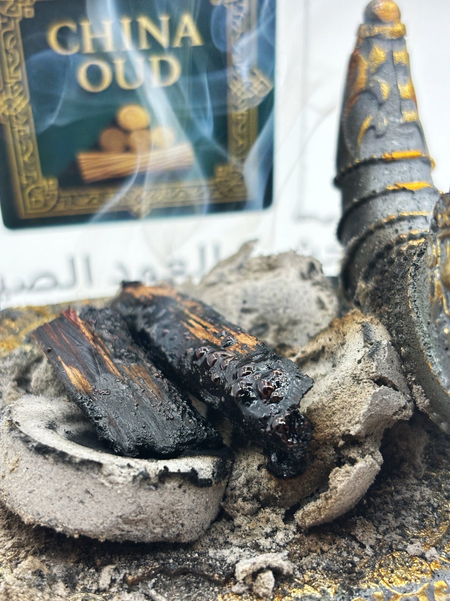 Heating Hainan medium-leaf sandalwood on Subitism burner for wild orchid aroma