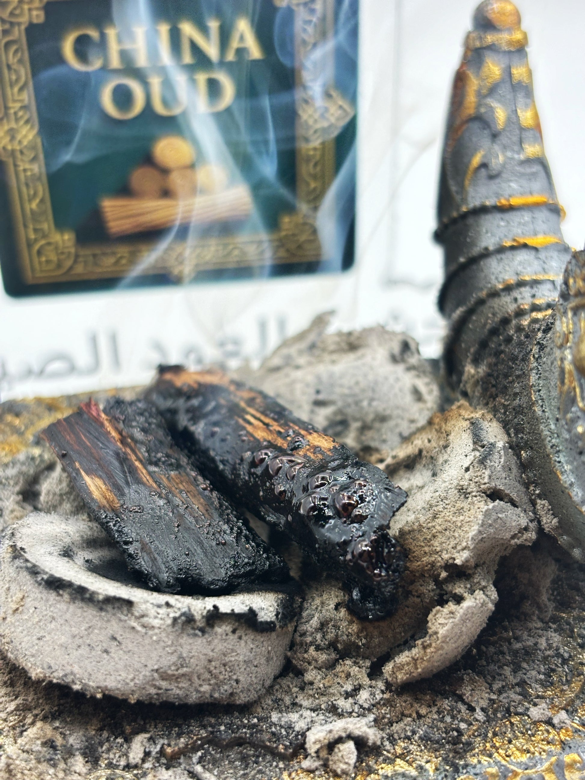 Heating Hainan medium-leaf sandalwood on Subitism burner for wild orchid aroma