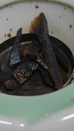 Premium sinking grade Kynam agarwood shreds with rich black oil